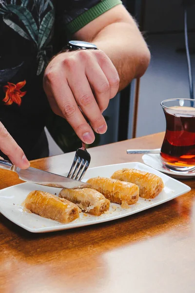 Geleneksel hindistancevizli tatlı baklavası. Ev yapımı fındıklı ve ballı baklava..