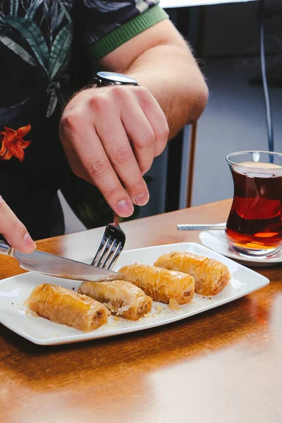 Geleneksel hindistancevizli tatlı baklavası. Ev yapımı fındıklı ve ballı baklava..