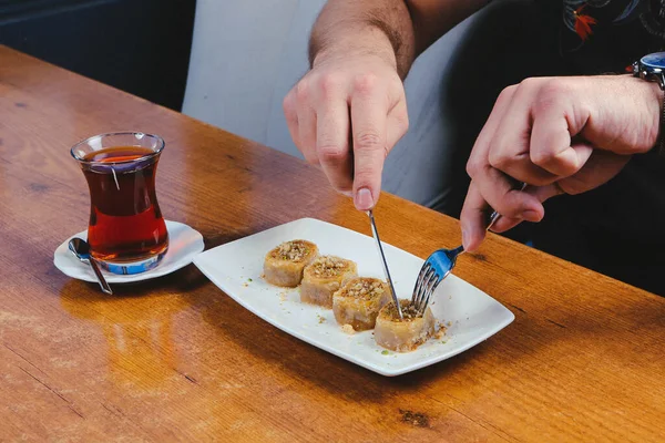 Geleneksel hindistancevizli tatlı baklavası. Ev yapımı fındıklı ve ballı baklava..