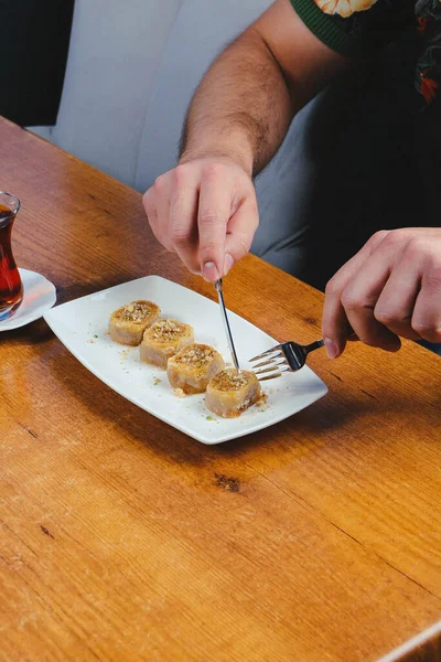 Geleneksel hindistancevizli tatlı baklavası. Ev yapımı fındıklı ve ballı baklava..