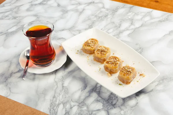 Geleneksel hindistancevizli tatlı baklavası. Ev yapımı fındıklı ve ballı baklava..