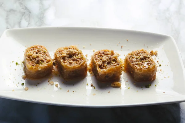 Geleneksel hindistancevizli tatlı baklavası. Ev yapımı fındıklı ve ballı baklava..