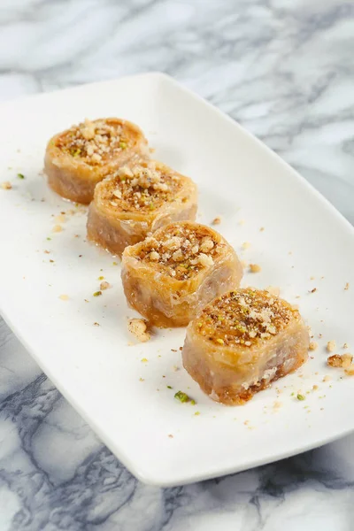 Geleneksel hindistancevizli tatlı baklavası. Ev yapımı fındıklı ve ballı baklava..