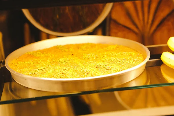 Geleneksel hindistancevizli tatlı baklavası. Ev yapımı fındıklı ve ballı baklava..