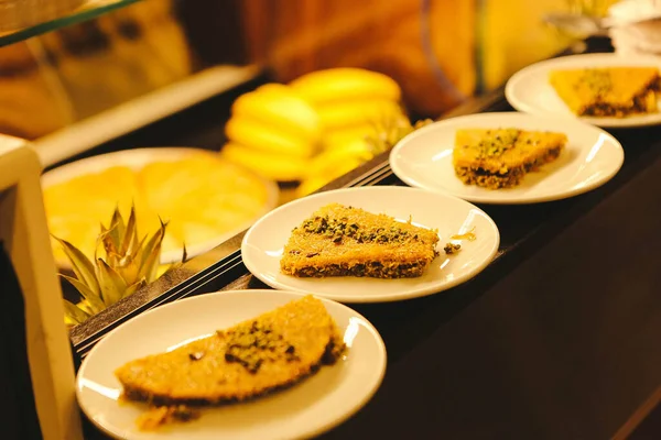 Geleneksel hindistancevizli tatlı baklavası. Ev yapımı fındıklı ve ballı baklava..