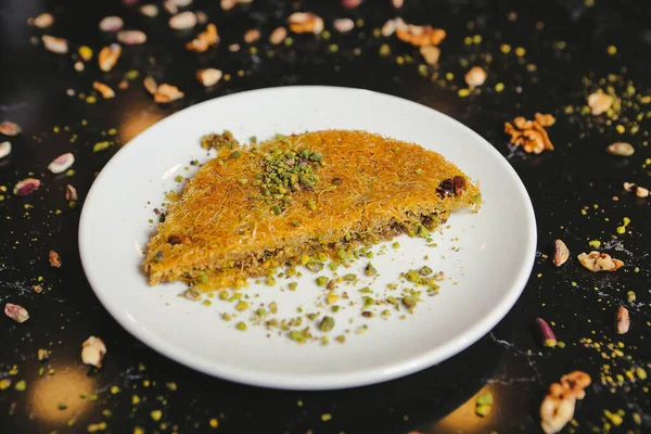 Geleneksel hindistancevizli tatlı baklavası. Ev yapımı fındıklı ve ballı baklava..