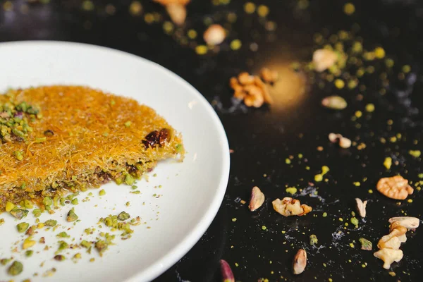 Geleneksel hindistancevizli tatlı baklavası. Ev yapımı fındıklı ve ballı baklava..