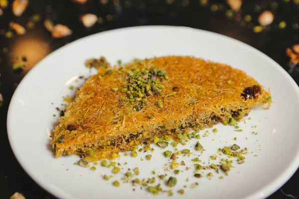 Geleneksel hindistancevizli tatlı baklavası. Ev yapımı fındıklı ve ballı baklava..