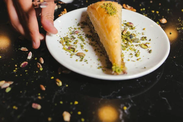 Geleneksel hindistancevizli tatlı baklavası. Ev yapımı fındıklı ve ballı baklava..