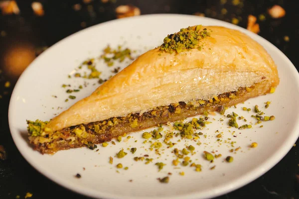 Geleneksel hindistancevizli tatlı baklavası. Ev yapımı fındıklı ve ballı baklava..