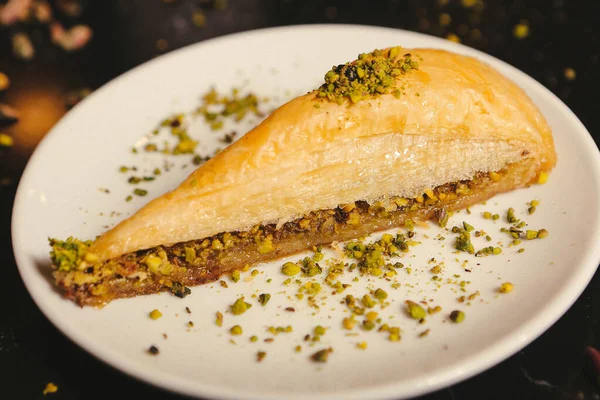 Geleneksel hindistancevizli tatlı baklavası. Ev yapımı fındıklı ve ballı baklava..