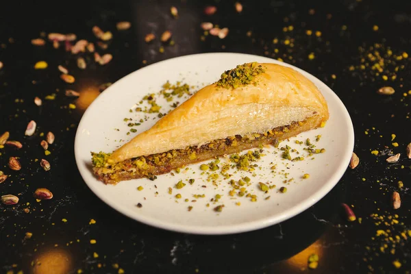 Geleneksel hindistancevizli tatlı baklavası. Ev yapımı fındıklı ve ballı baklava..