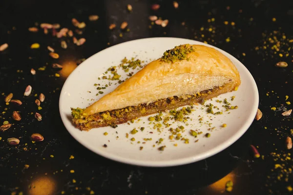 Geleneksel hindistancevizli tatlı baklavası. Ev yapımı fındıklı ve ballı baklava..