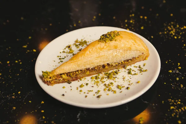 Geleneksel hindistancevizli tatlı baklavası. Ev yapımı fındıklı ve ballı baklava..