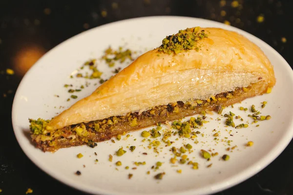 Geleneksel hindistancevizli tatlı baklavası. Ev yapımı fındıklı ve ballı baklava..