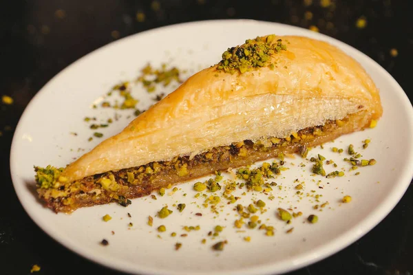 Geleneksel hindistancevizli tatlı baklavası. Ev yapımı fındıklı ve ballı baklava..