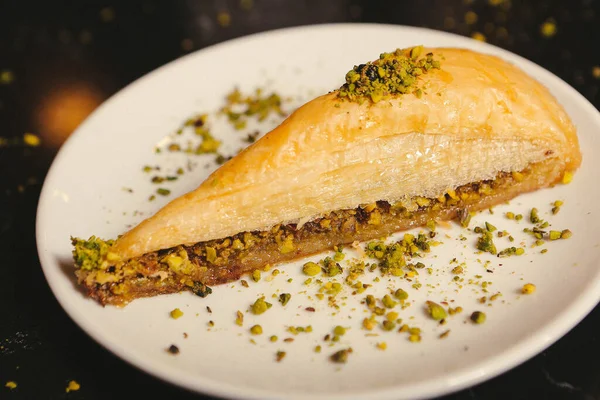Geleneksel hindistancevizli tatlı baklavası. Ev yapımı fındıklı ve ballı baklava..