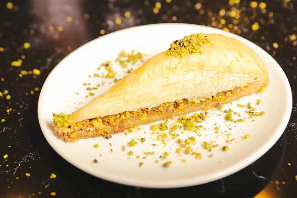 Geleneksel hindistancevizli tatlı baklavası. Ev yapımı fındıklı ve ballı baklava..