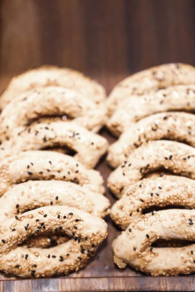 Bir grup çeşit kurabiye. Çikolata parçacıklı, yulaflı, kuru üzümlü, beyaz çikolatalı.