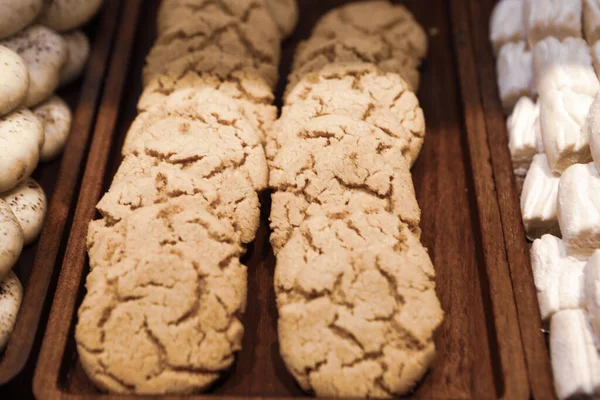 Bir grup çeşit kurabiye. Çikolata parçacıklı, yulaflı, kuru üzümlü, beyaz çikolatalı.