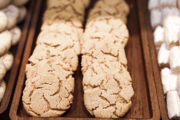 Bir grup çeşit kurabiye. Çikolata parçacıklı, yulaflı, kuru üzümlü, beyaz çikolatalı.