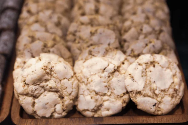 Bir grup çeşit kurabiye. Çikolata parçacıklı, yulaflı, kuru üzümlü, beyaz çikolatalı.