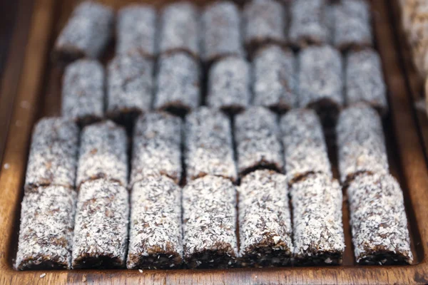 Bir grup çeşit kurabiye. Çikolata parçacıklı, yulaflı, kuru üzümlü, beyaz çikolatalı.