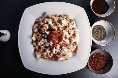 Türk mantı manlama plaka üzerinde