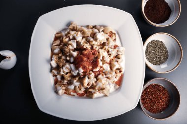 Türk mantı manlama plaka üzerinde