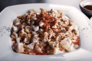 Türk mantı manlama plaka üzerinde