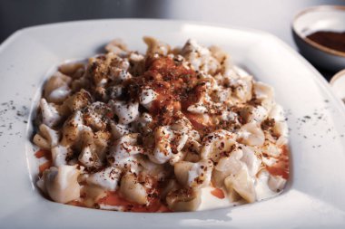 Türk mantı manlama plaka üzerinde