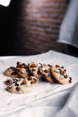 Koyu çikolata parçaları ile tanımlama