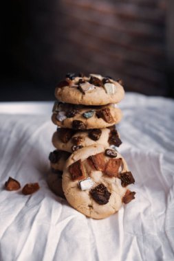 Koyu çikolata parçaları ile tanımlama