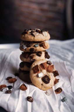 Koyu çikolata parçaları ile tanımlama