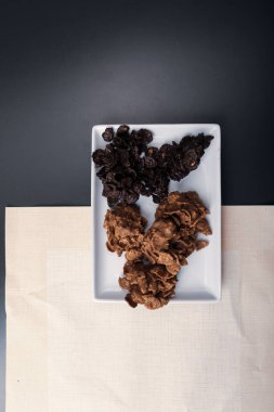 Koyu çikolata parçaları ile tanımlama