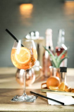 Lokantadaki masada alkol kokteyli.