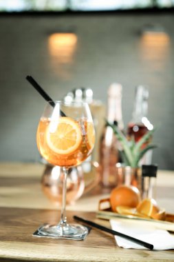 Lokantadaki masada alkol kokteyli.