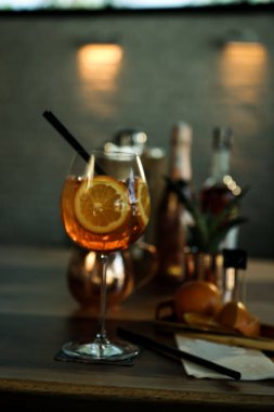 Lokantadaki masada alkol kokteyli.