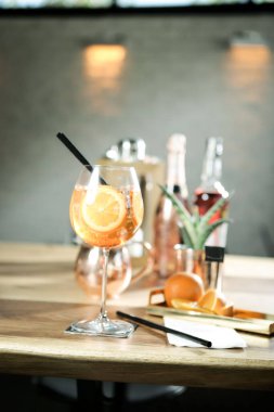 Lokantadaki masada alkol kokteyli.