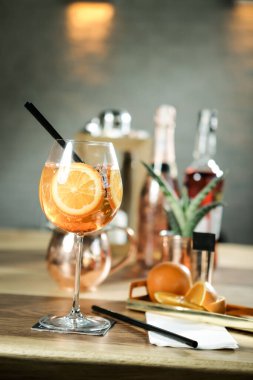 Lokantadaki masada alkol kokteyli.