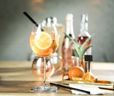 Lokantadaki masada alkol kokteyli.