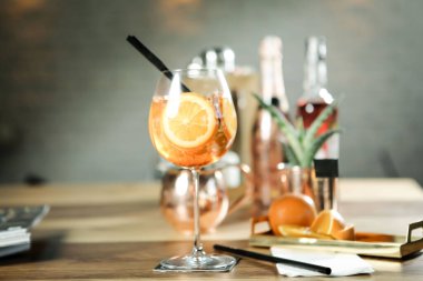 Lokantadaki masada alkol kokteyli.