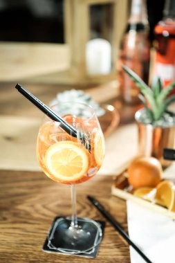 Lokantadaki masada alkol kokteyli.
