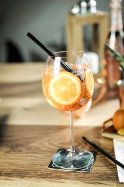 Lokantadaki masada alkol kokteyli.