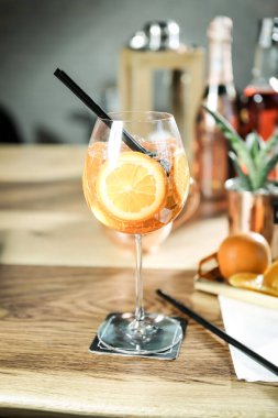 Lokantadaki masada alkol kokteyli.