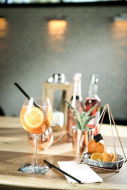 Lokantadaki masada alkol kokteyli.