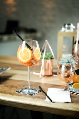 Lokantadaki masada alkol kokteyli.