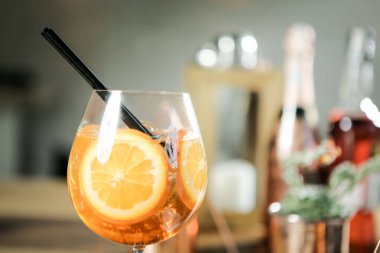 Lokantadaki masada alkol kokteyli.