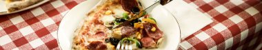 Lezzetli karışık İtalyan pizzası.