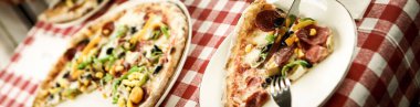 Lezzetli karışık İtalyan pizzası.